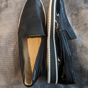 Naturalizer Leather/Patent Pointy Flats